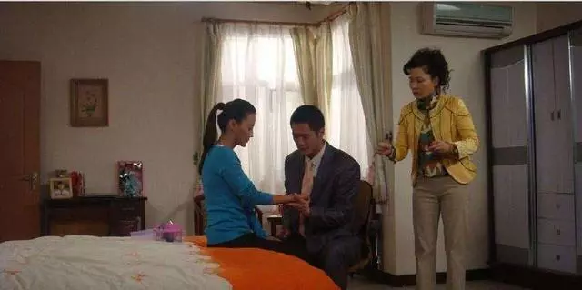 遠嫁窮老公,回娘家沒人來接,臨走時收兩萬紅包,全身透心涼
