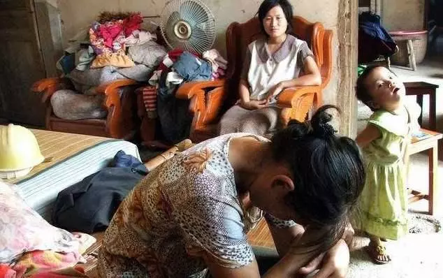 遠嫁窮老公,回娘家沒人來接,臨走時收兩萬紅包,全身透心涼