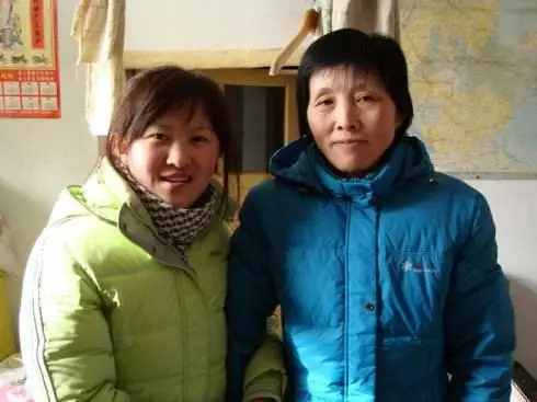 遠嫁窮老公,回娘家沒人來接,臨走時收兩萬紅包,全身透心涼