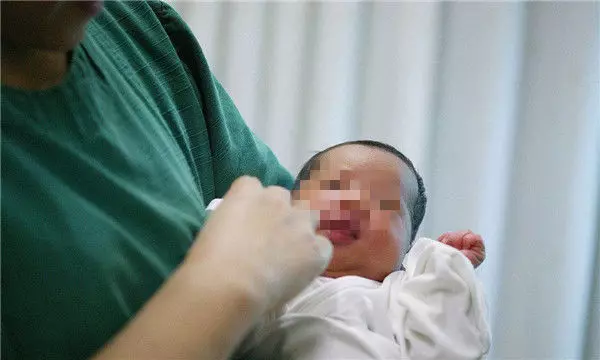 嫂子和俺同時生產,婆婆送空紅包,老公一條朋友圈,婆婆轉帳六萬