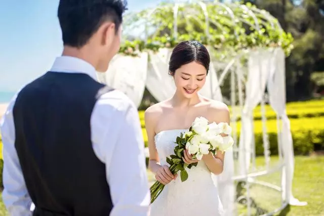 母親生日我去挑金鐲子,服務員對我說一話,回家我就提離婚!