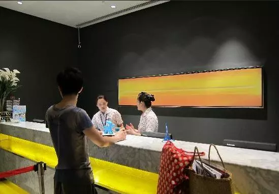 母親生日我去挑金鐲子,服務員對我說一話,回家我就提離婚!