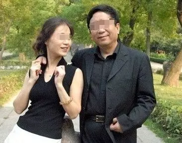 度蜜月回來,發現娘家陪嫁婚房被換鎖,叫物業上來卻說:已換主人