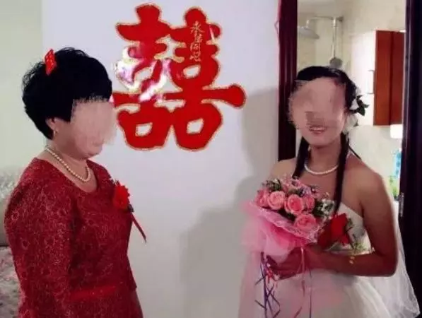 打工回家,看到老婆跪在地上給母親洗腳,踢了她一腳,和她離婚