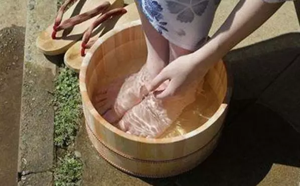 打工回家,看到老婆跪在地上給母親洗腳,踢了她一腳,和她離婚