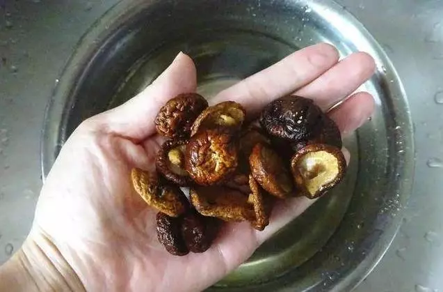 幹香菇要「浸」等很久?教你2分鐘把幹香菇變軟,就連黑木耳也一樣,太實用了