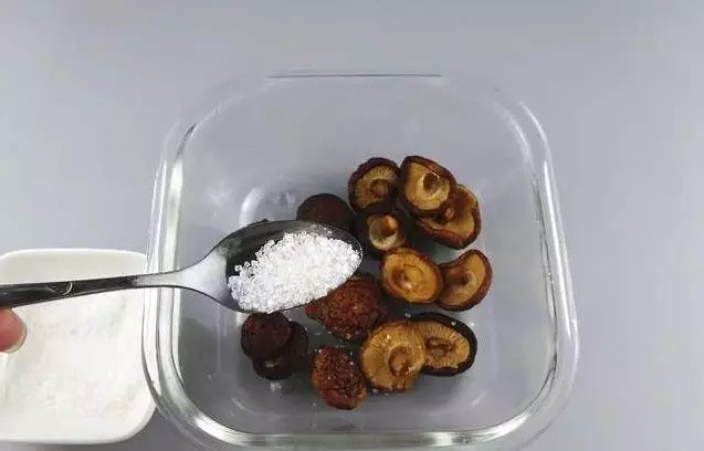 幹香菇要「浸」等很久?教你2分鐘把幹香菇變軟,就連黑木耳也一樣,太實用了