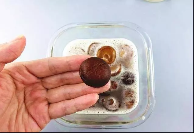 幹香菇要「浸」等很久?教你2分鐘把幹香菇變軟,就連黑木耳也一樣,太實用了