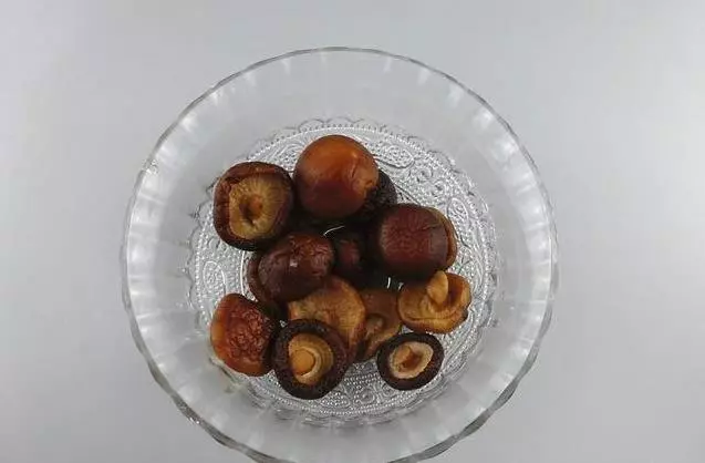 幹香菇要「浸」等很久?教你2分鐘把幹香菇變軟,就連黑木耳也一樣,太實用了