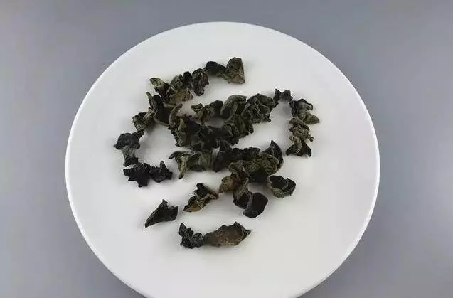 幹香菇要「浸」等很久?教你2分鐘把幹香菇變軟,就連黑木耳也一樣,太實用了