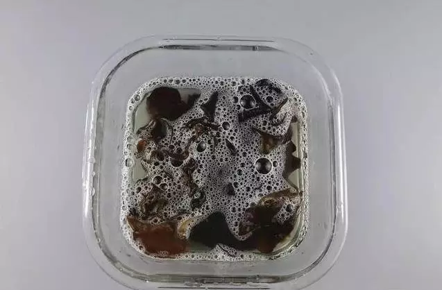 幹香菇要「浸」等很久?教你2分鐘把幹香菇變軟,就連黑木耳也一樣,太實用了