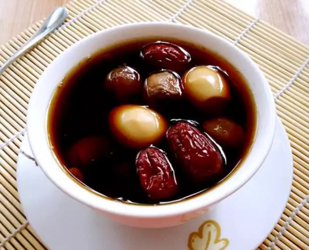 4種家常食材,自製天然「褪黃劑」,50歲阿姨每天早餐喝一碗,皮膚水潤白嫩,比面膜效果還要好