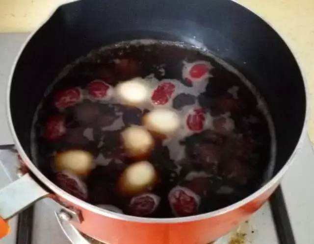 4種家常食材,自製天然「褪黃劑」,50歲阿姨每天早餐喝一碗,皮膚水潤白嫩,比面膜效果還要好