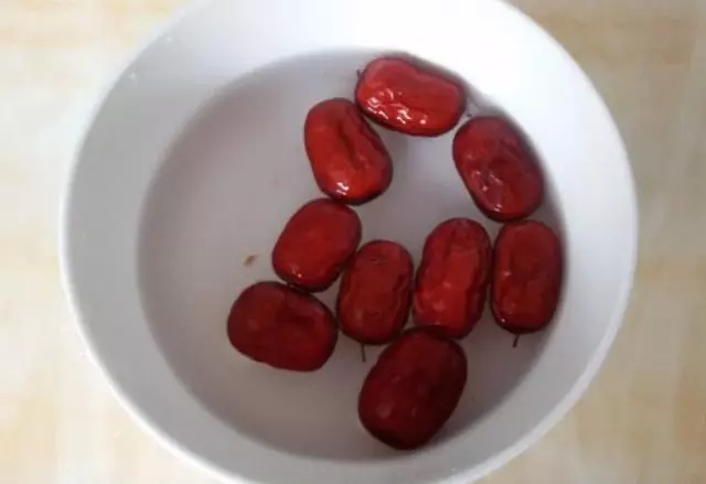 4種家常食材,自製天然「褪黃劑」,50歲阿姨每天早餐喝一碗,皮膚水潤白嫩,比面膜效果還要好