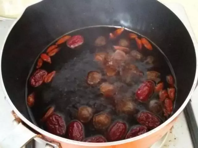 4種家常食材,自製天然「褪黃劑」,50歲阿姨每天早餐喝一碗,皮膚水潤白嫩,比面膜效果還要好