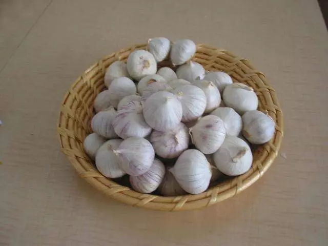 阿嬤把大蒜全部剁碎,然後倒半瓶子醬油,沒過幾天就被家人吃光了,吃飯的時候舀一勺,開胃又下飯。