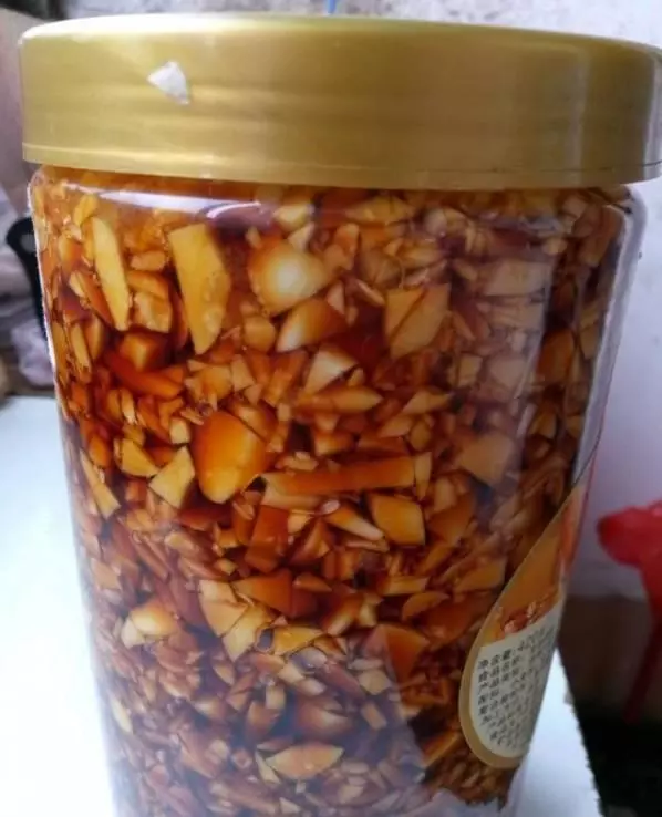 阿嬤把大蒜全部剁碎,然後倒半瓶子醬油,沒過幾天就被家人吃光了,吃飯的時候舀一勺,開胃又下飯。