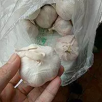 阿嬤把大蒜全部剁碎,然後倒半瓶子醬油,沒過幾天就被家人吃光了,吃飯的時候舀一勺,開胃又下飯。