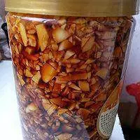 阿嬤把大蒜全部剁碎,然後倒半瓶子醬油,沒過幾天就被家人吃光了,吃飯的時候舀一勺,開胃又下飯。