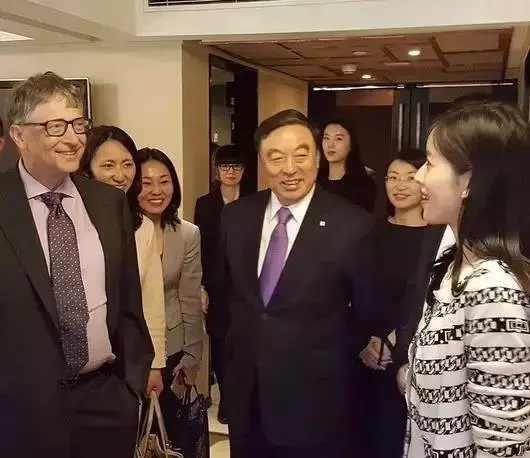 21歲年輕漂亮的她嫁給「大19歲總裁老公」!被嗆是「花瓶拜金女」!她真實身分曝光,酸民們全都馬上閉嘴!