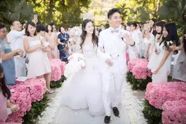 21歲年輕漂亮的她嫁給「大19歲總裁老公」!被嗆是「花瓶拜金女」!她真實身分曝光,酸民們全都馬上閉嘴!
