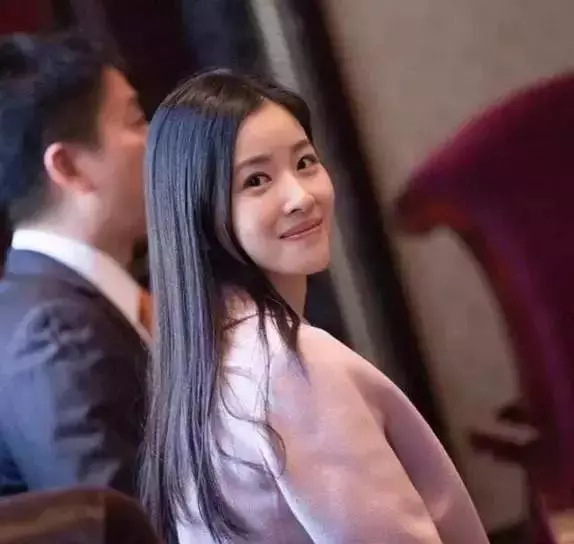 21歲年輕漂亮的她嫁給「大19歲總裁老公」!被嗆是「花瓶拜金女」!她真實身分曝光,酸民們全都馬上閉嘴!
