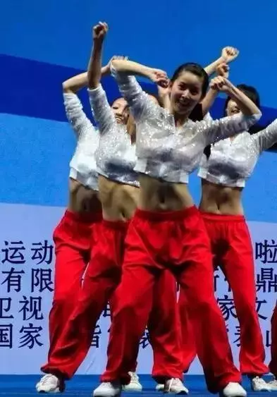 21歲年輕漂亮的她嫁給「大19歲總裁老公」!被嗆是「花瓶拜金女」!她真實身分曝光,酸民們全都馬上閉嘴!