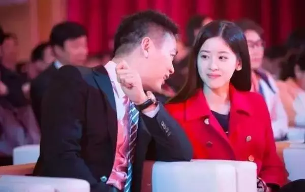 21歲年輕漂亮的她嫁給「大19歲總裁老公」!被嗆是「花瓶拜金女」!她真實身分曝光,酸民們全都馬上閉嘴!
