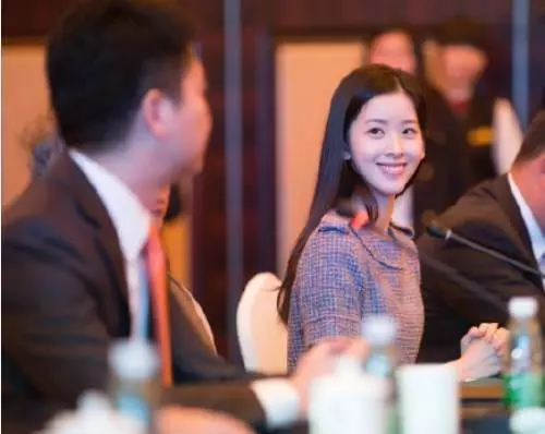 21歲年輕漂亮的她嫁給「大19歲總裁老公」!被嗆是「花瓶拜金女」!她真實身分曝光,酸民們全都馬上閉嘴!