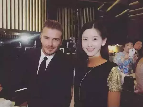21歲年輕漂亮的她嫁給「大19歲總裁老公」!被嗆是「花瓶拜金女」!她真實身分曝光,酸民們全都馬上閉嘴!