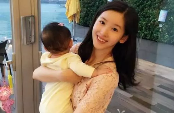 21歲年輕漂亮的她嫁給「大19歲總裁老公」!被嗆是「花瓶拜金女」!她真實身分曝光,酸民們全都馬上閉嘴!