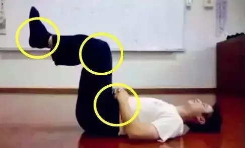 每天睡前抬抬腳,排肝腎之毒、保護心臟、降血壓、穩血糖,晚上不起夜,一覺到天亮,越練越年輕