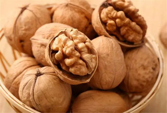 50歲後要多吃這4種【高鈣食物】,比鈣片好吸收,腿不疼膝蓋不痛了