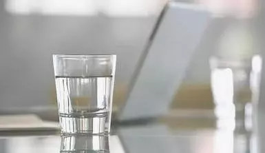 每天早晨喝一杯【清腸水】,口臭、色斑、大肚腩都【逼走】,氣色好人年輕