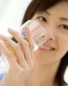 每天早晨喝一杯【清腸水】,口臭、色斑、大肚腩都【逼走】,氣色好人年輕