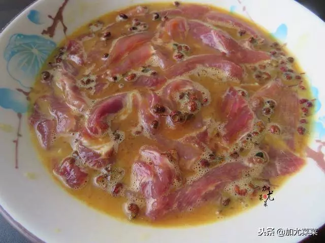 炸酥肉時,按照這個配方和訣竅,酥肉香脆不回軟,想吃自己在家做