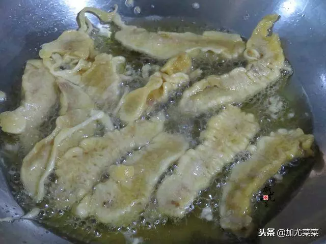 炸酥肉時,按照這個配方和訣竅,酥肉香脆不回軟,想吃自己在家做