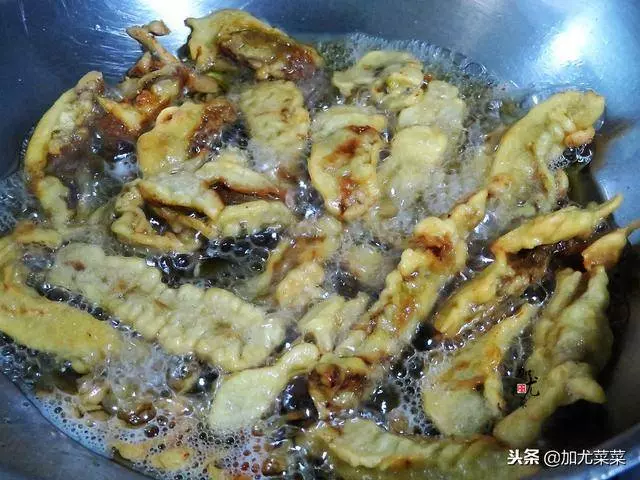 炸酥肉時,按照這個配方和訣竅,酥肉香脆不回軟,想吃自己在家做