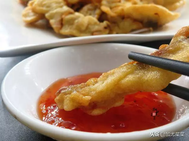 炸酥肉時,按照這個配方和訣竅,酥肉香脆不回軟,想吃自己在家做