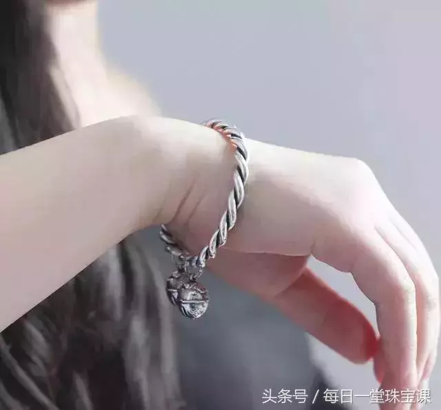左手戴玉,右手戴銀?手鐲手串佩戴有講究,分左右手,納福避災!排胎毒、祛邪祟