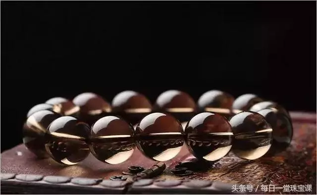 左手戴玉,右手戴銀?手鐲手串佩戴有講究,分左右手,納福避災!排胎毒、祛邪祟