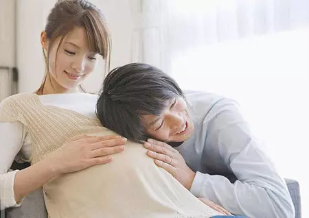 他聽見孕妻的肚子「傳來胎兒笑聲」嚇得兩眼發直!醫生一聽嚇壞:「胎兒可能不保了...」
