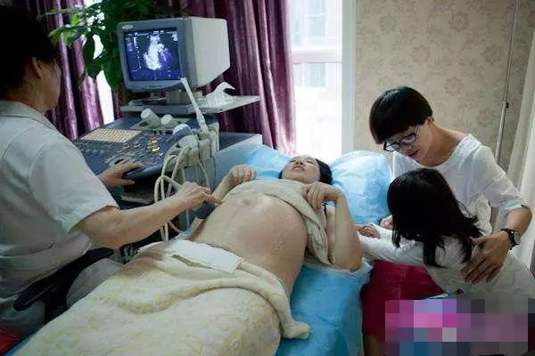 他聽見孕妻的肚子「傳來胎兒笑聲」嚇得兩眼發直!醫生一聽嚇壞:「胎兒可能不保了...」