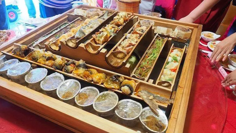 吸睛度爆表!全台最大蒸籠宴「每人只要200元」海鮮多到溢出來 用餐環境像在「享受天子盛宴」網:也太浮誇