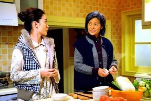婆婆出院住到我家,外出買菜忘帶錢包回來拿,我扇老公一巴掌