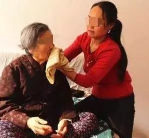 丈夫出軌,妻子照顧婆婆八年,婆婆臨終指指米缸,妻子一抓蒙住