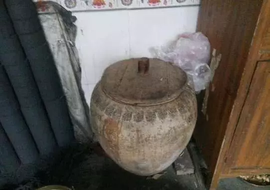 丈夫出軌,妻子照顧婆婆八年,婆婆臨終指指米缸,妻子一抓蒙住