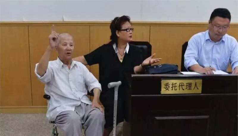 兒子每月給父親200,給乞丐2000,父親心寒起訴,兒子卻拿出了父親遺照