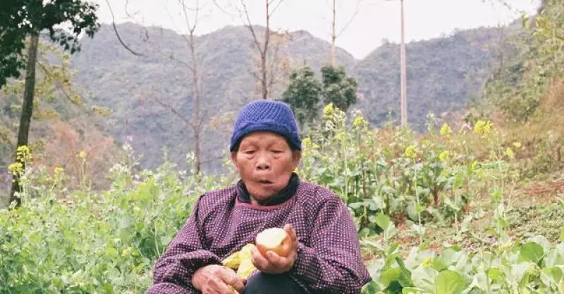 兩個兒子都有錢,老母親卻在窮女兒家養老,4個月後女兒恍然大悟