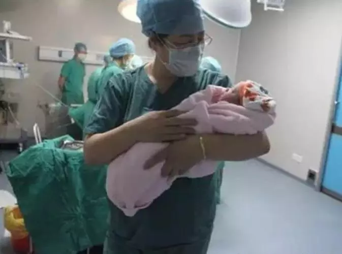 兒媳懷孕六個月,婆婆笑稱:生男孩就獎勵5萬!結果生下孩子後兒媳成了百萬富翁!